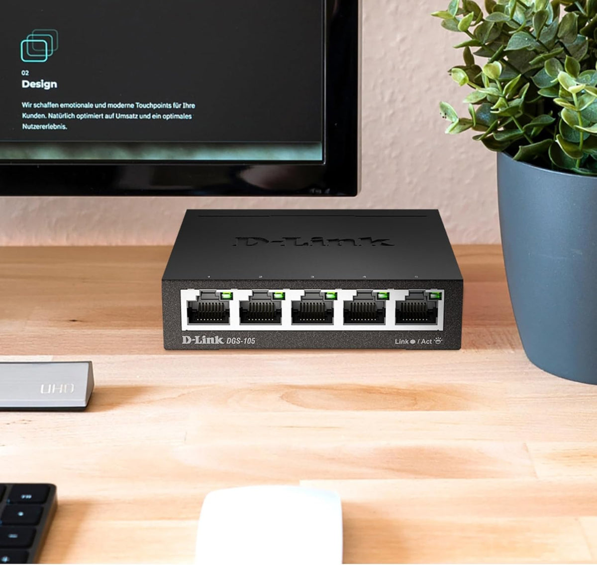 D-Link 5 Port Gigabit Unmanaged Metal Desktop Switch, Plug and Play (DGS-105)
