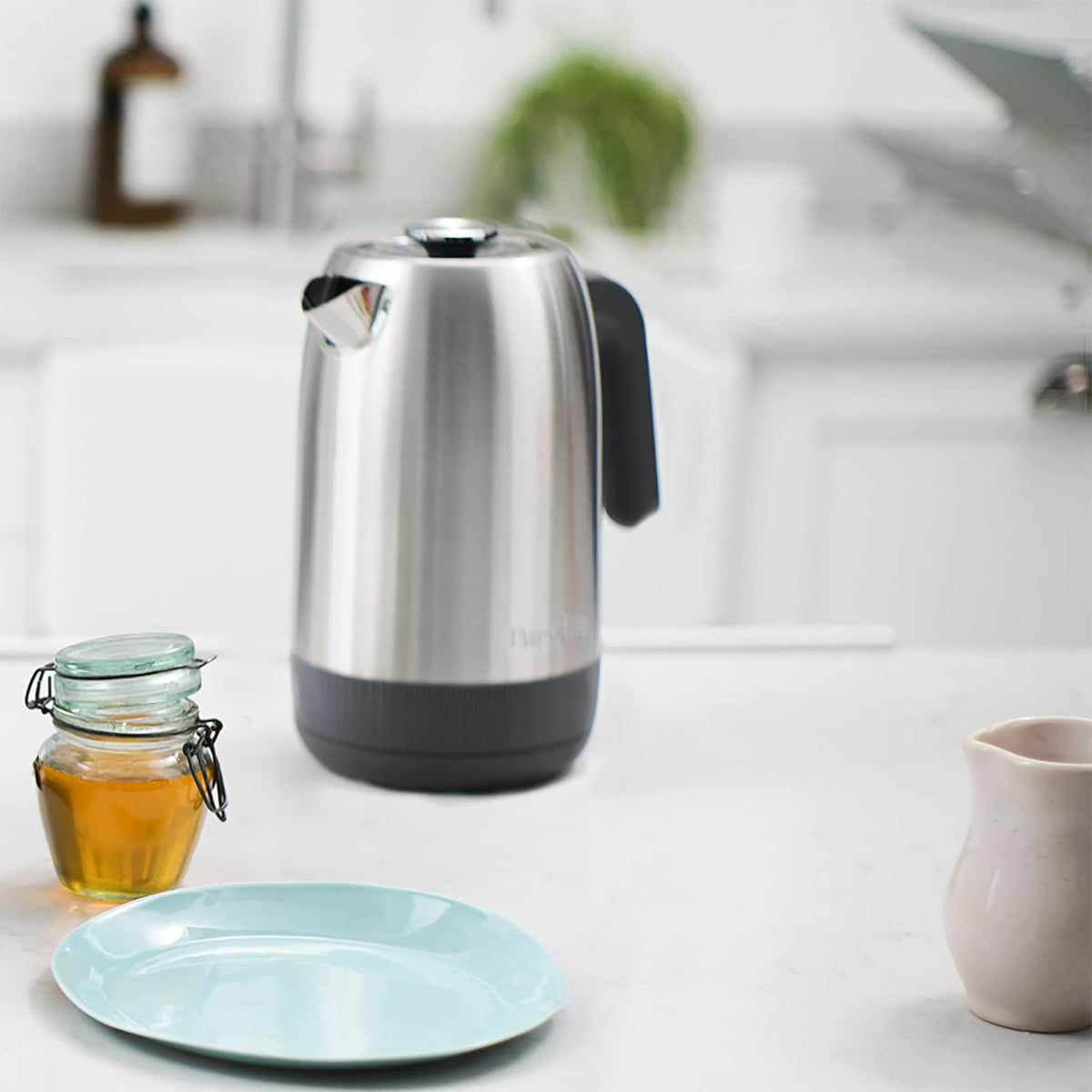 Breville Edge Electric Kettle | 1.7 Litre | Glows When Hot to Avoid Re-Boiling | 3kW Fast Boil | Brushed Stainless Steel [VKT192]