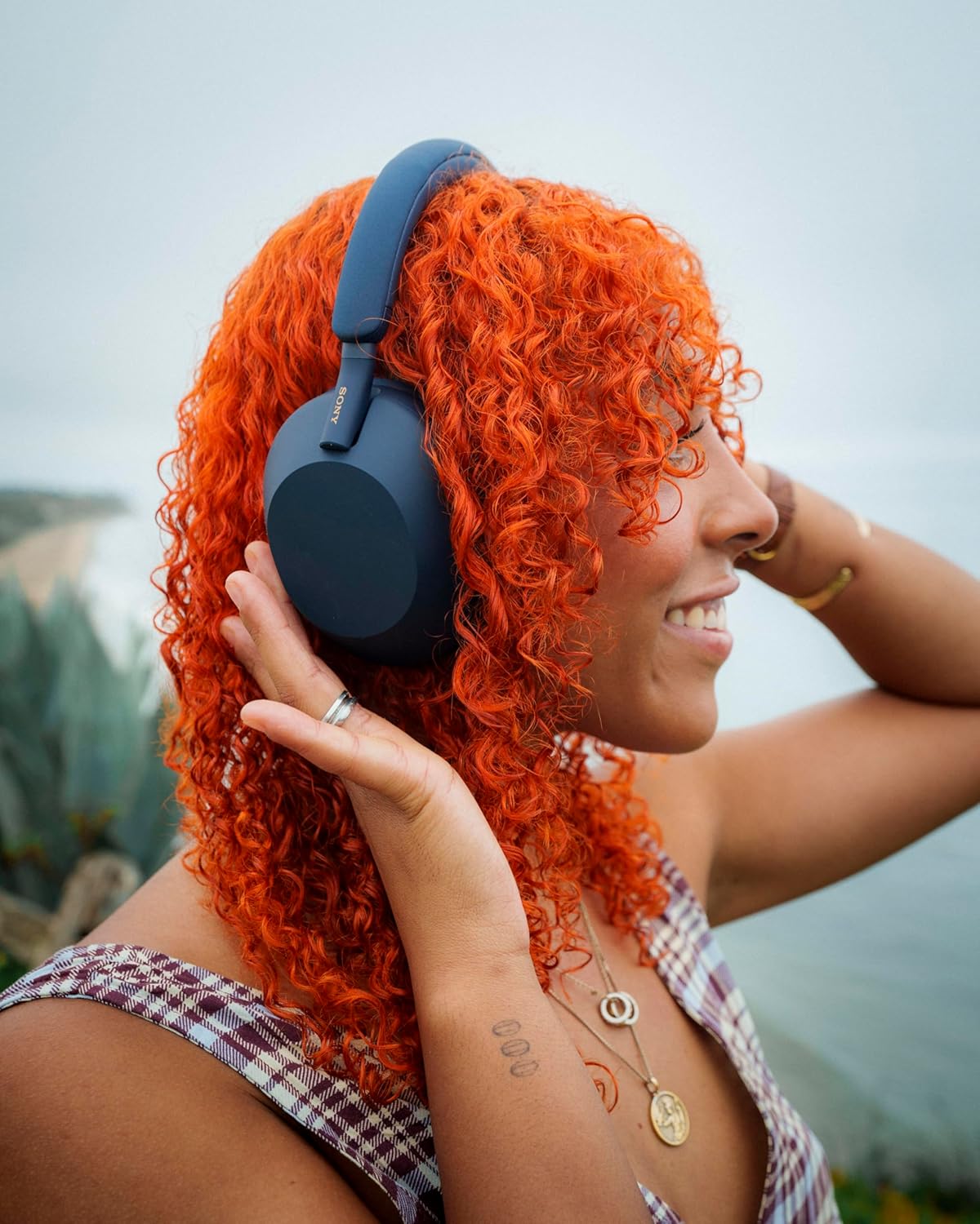 Sony WH 1000XM5 Noise Cancelling Wireless Headphones 30 hours battery life Over ear style Optimised for Alexa and the Google Assistant with built in mic, Midnight Blue, UAE Version - 1-Year warranty