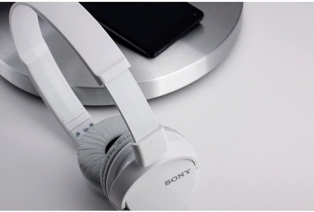 Sony MDR ZX110AP Wired On Ear Headphones with tangle free cable, 3.5mm Jack, Headset with Mic for Phone Calls, White, MDRZX110AP/W