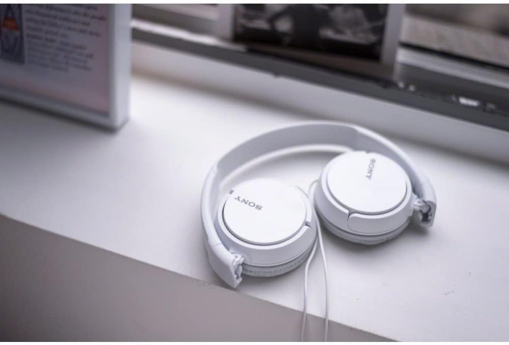 Sony MDR ZX110AP Wired On Ear Headphones with tangle free cable, 3.5mm Jack, Headset with Mic for Phone Calls, White, MDRZX110AP/W